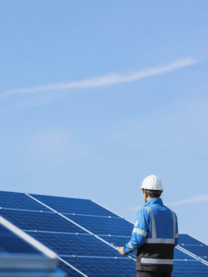Teknisi DEO Energi memeriksa sistem kelistrikan