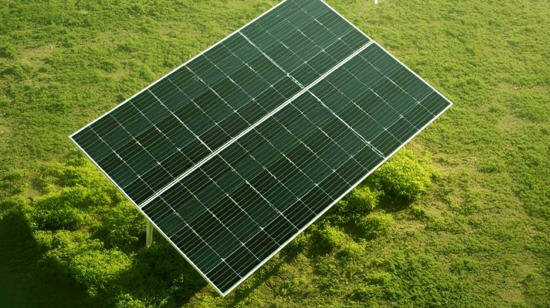 Array PLTS ground-mount DEO Energi di lahan terbuka
