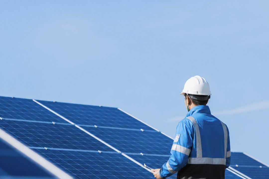 Teknisi DEO Energi menyusuri array PLTS ground-mount